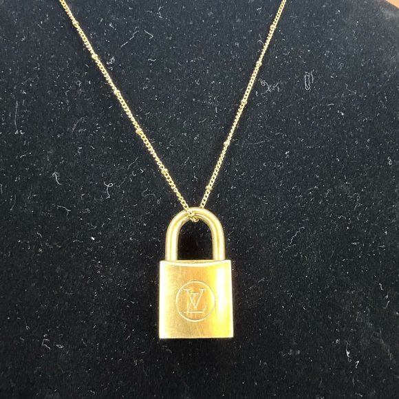 😍😍GORGEOUS VINTAGE LOUIS VUITTON LOCK made into a beautiful Necklace! 😍😍 - Picture 3 of 5